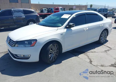 2015 Volkswagen Passat 1.8T Sport z USA, uszkodzony, nr VIN 1VWBT7A32FC014830